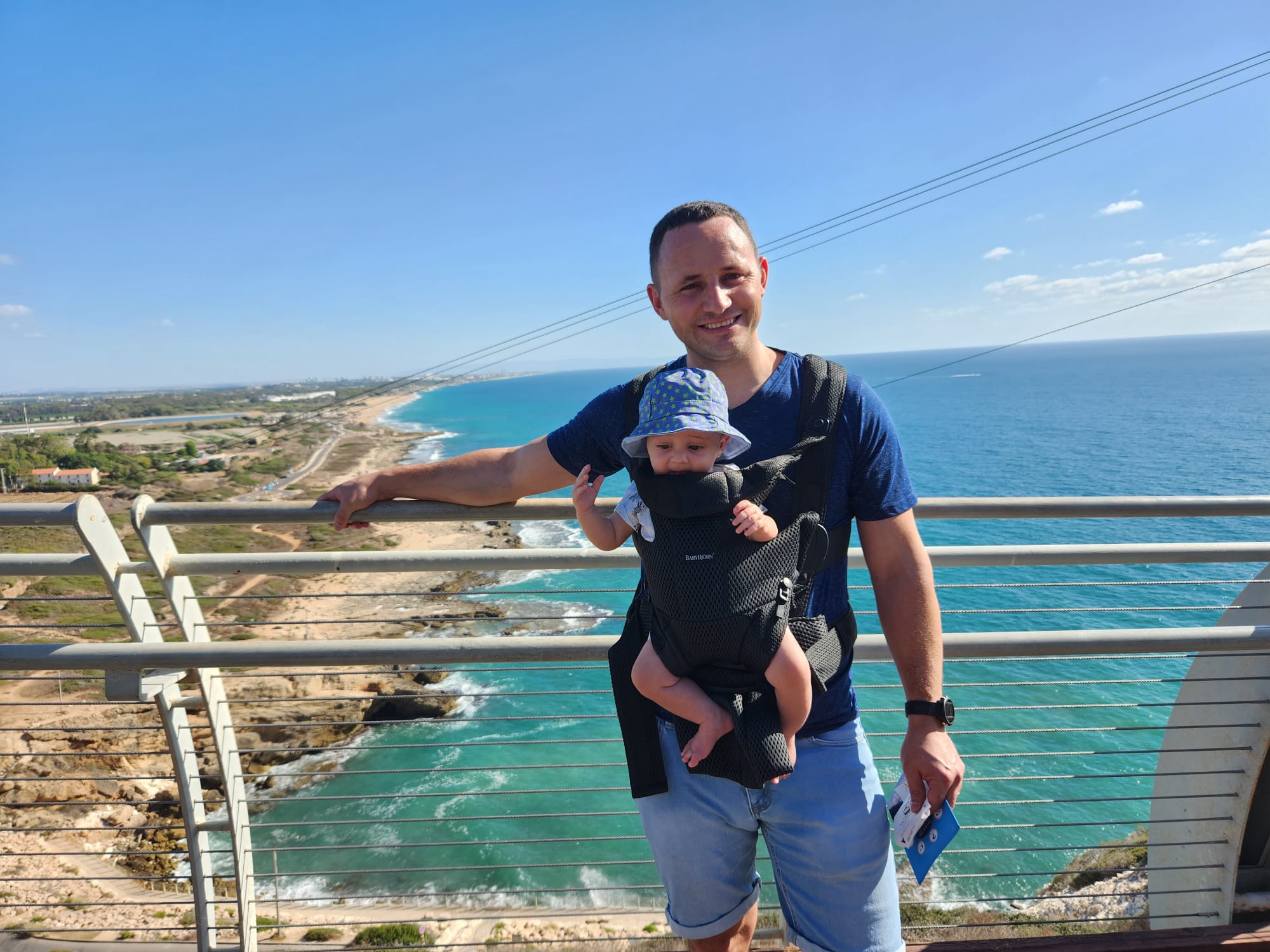 דוד עם בנו זמן קצר אחרי לידתו